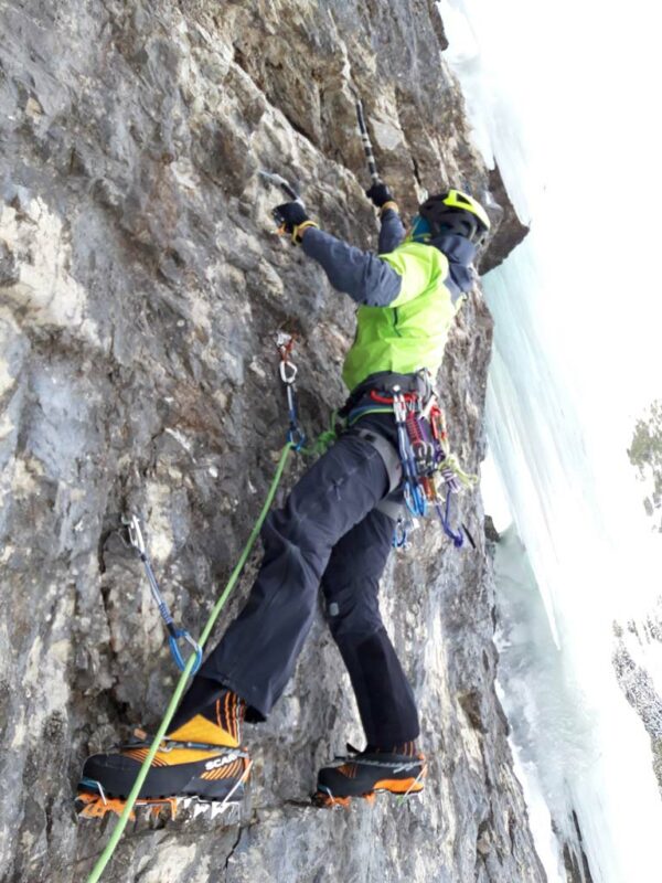 Alpinist Martin Sieberer beim Eisklettern in einer steilen Felswand.