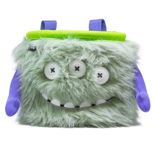 grün violettes 8b+ Chalkbag Monster MArty mit drei Knopfaugen und scharfen Zähnen im Maul.