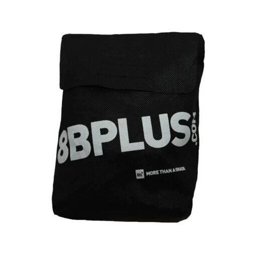 Packsack der 8b+Monster Chalkbags in schwarz mit Markennamen in weiss darauf.