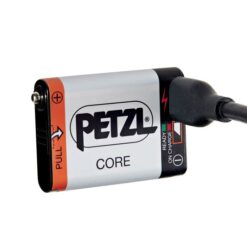 Petzl Stirnlampen Akku von der Seite mit allen Produktdetails wie +, -, Markenname, "Core" Schriftzug und Ladekabel eingesteckt.
